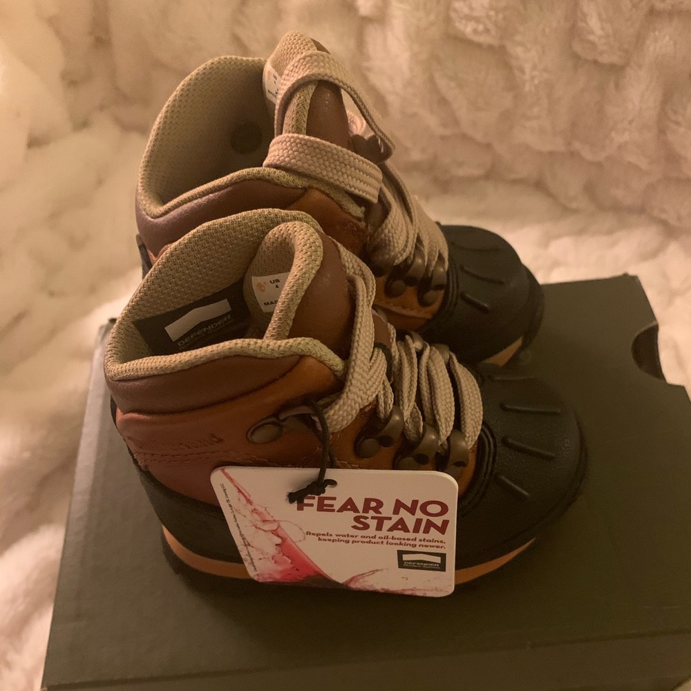 BRAND NEW TIMBERLAND BABY/TODDLER BOOTS SIZE 4